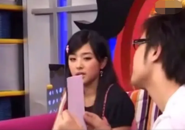 张含韵被主持人要求看自己的不雅照片，看到后