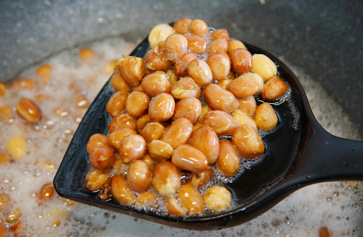 炸花生米，下油锅前多做一步，花生米不易糊更酥脆，比直接炸好吃