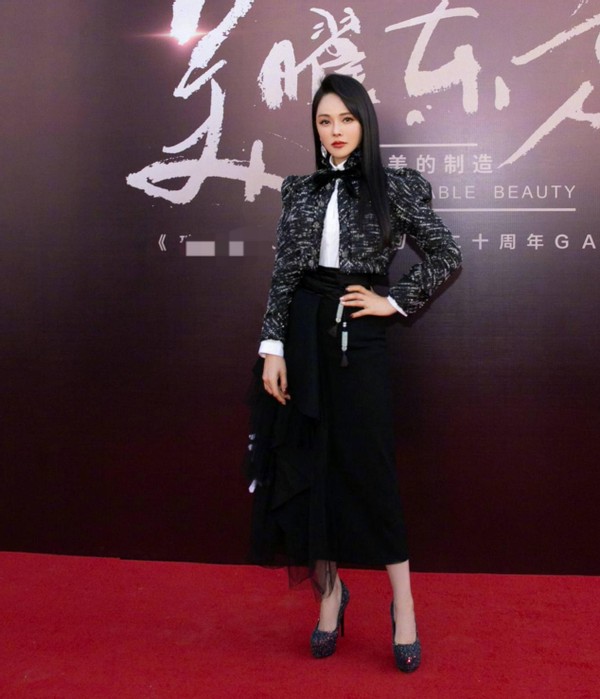 伊能靜開慶生派對，眾好友面前秀恩愛秦昊羞紅臉，女兒現場製賀卡