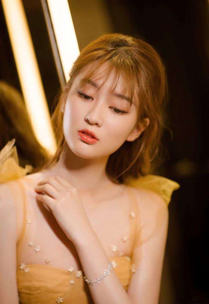 乔欣上大学17岁，肖战上大学19岁，看到郑爽！网