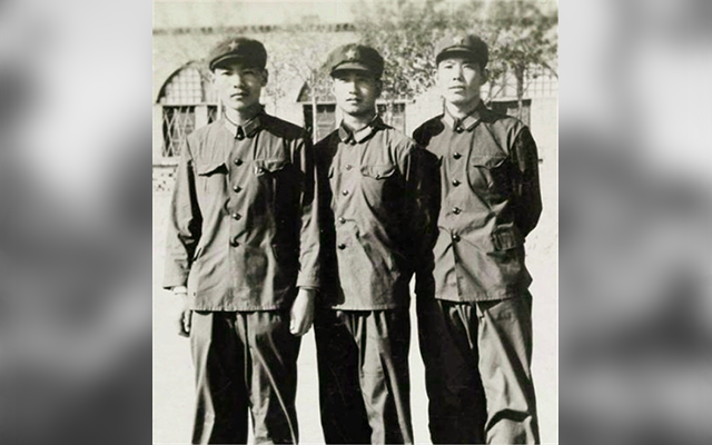 1958年，当首长路过一处县城时，发现粮仓警卫竟是牺牲5年的战友