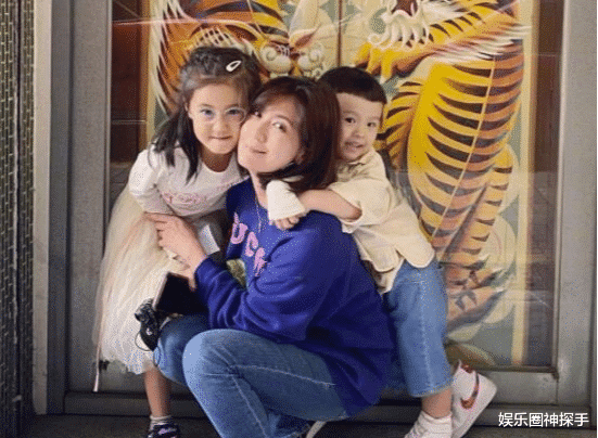 都说贾静雯女儿咘咘美，但她这几张合影，却被别人抢了“风头”？