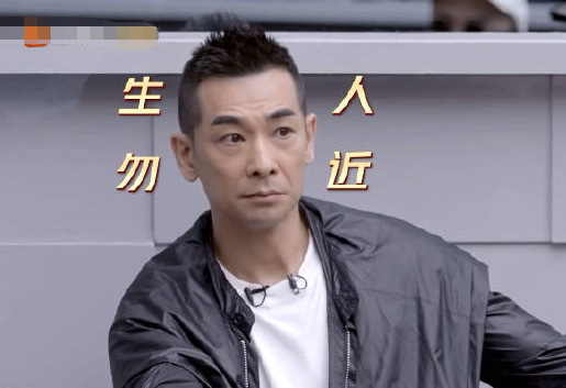 赵文卓与女儿同框飚热泪，机场匆匆见面就分开，49岁硬汉也很柔情
