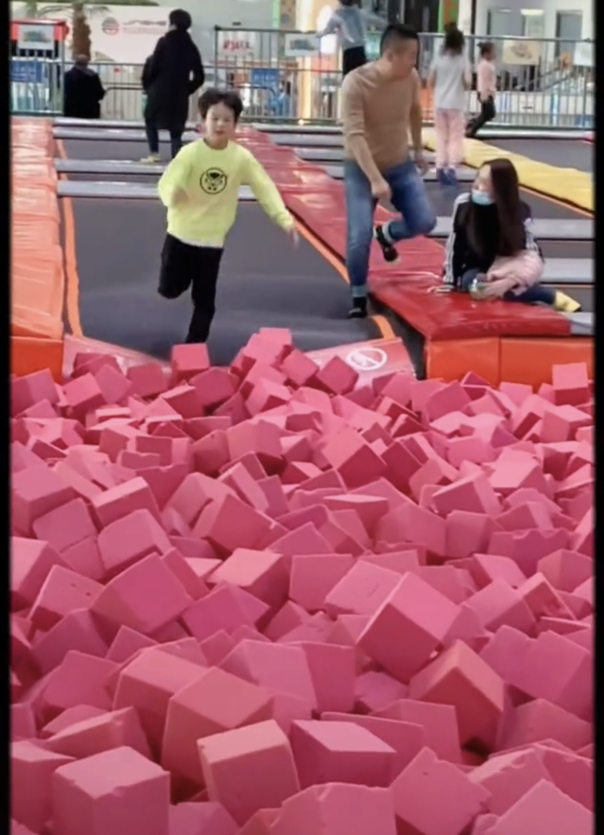 叶一茜晒儿女玩蹦床视频，13岁森碟美丽动人，大长腿十分抢镜