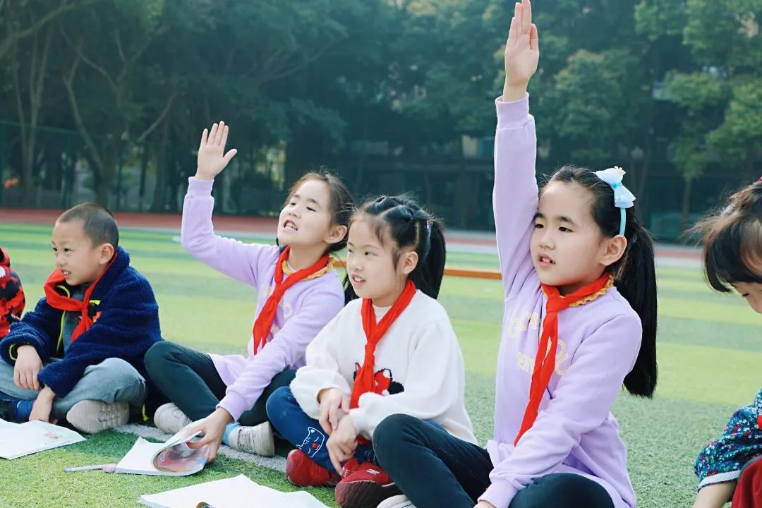 带上五官到校园里寻找春天——成都市华中附小大自然的语文课