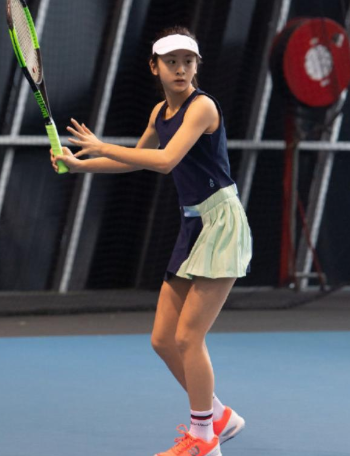 13岁森碟和弟弟玩蹦床！穿紧身裤长腿傲人，因太兴奋表情失控