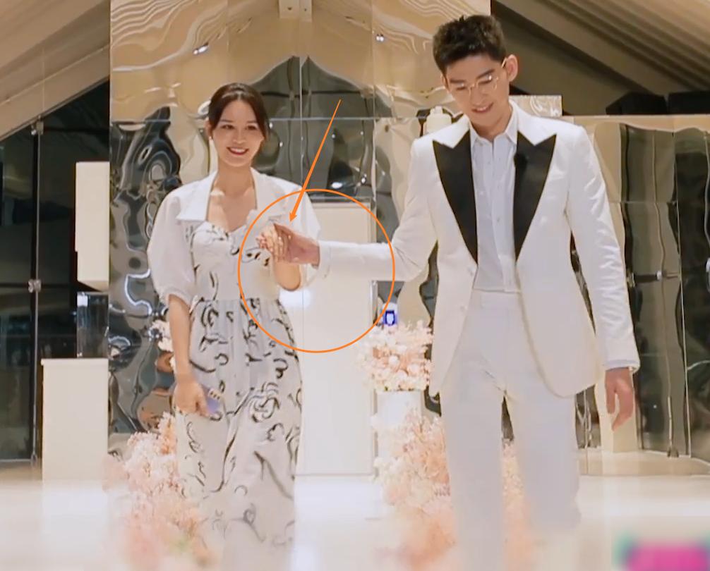 The wives attended the dinner, Zhang Han carefully led each wife out ...