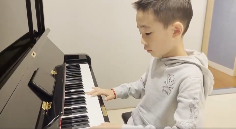 應采兒曬大兒子彈鋼琴，陳小春闖入後畫風突變，父愛如山體滑坡