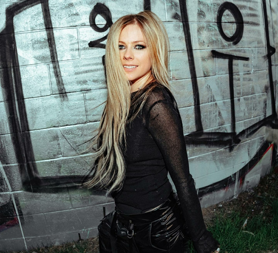 36岁艾薇儿近照曝光，烟熏妆难掩老态，因患怪病多次被传去世