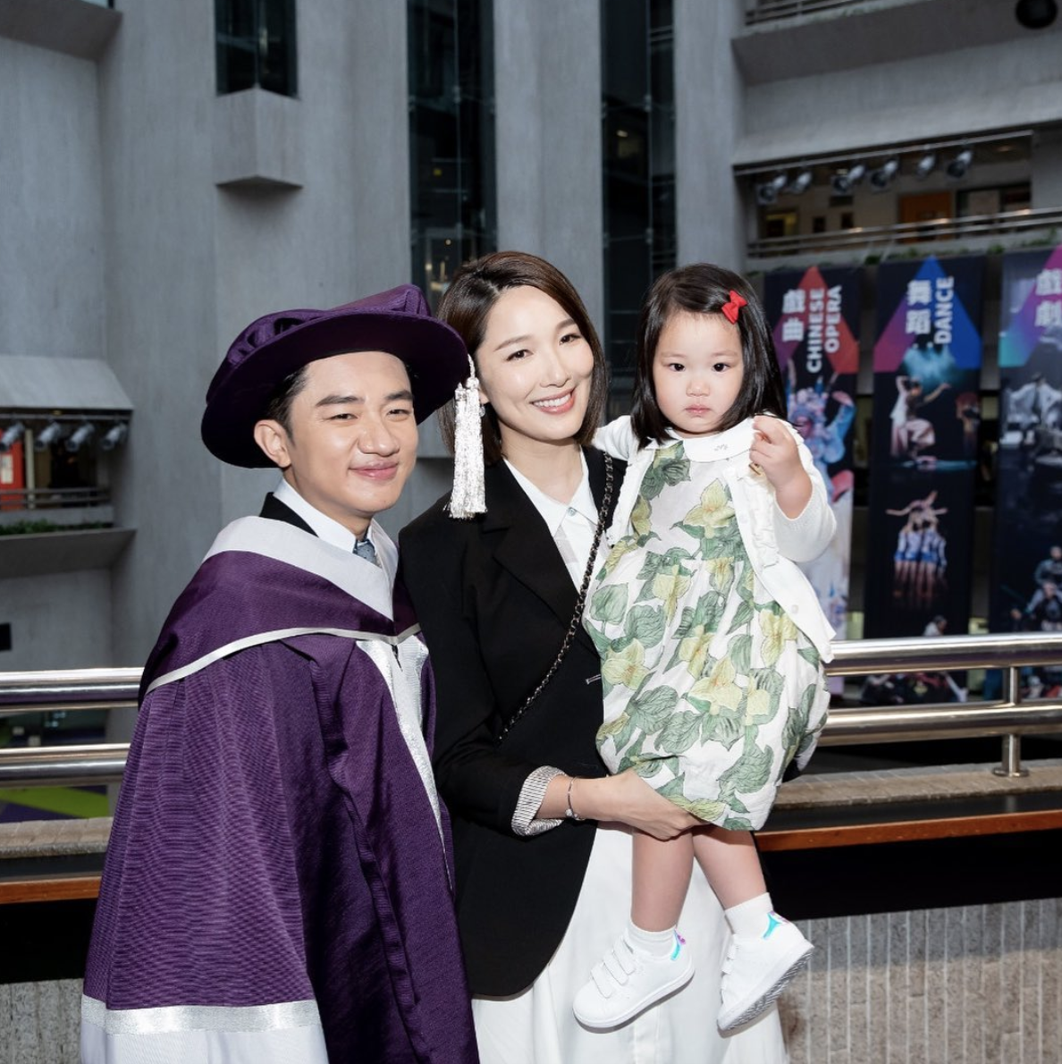 李亚男晒迪士尼度假照，王祖蓝将女儿扛在肩膀上，爸爸力max