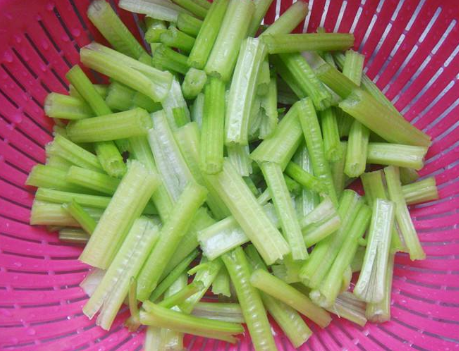图片[2]-炒芹菜做法  多加1个步骤芹菜翠绿更清脆-起舞食谱网