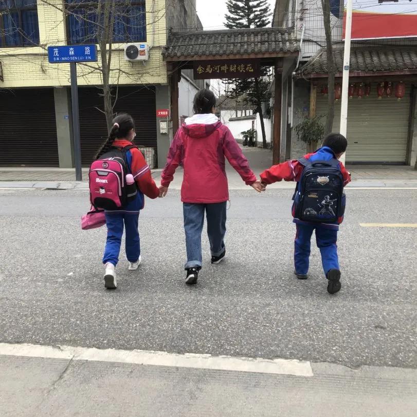 春日融融家访日 真情传递暖人心——双流区金桥小学入户家访活动