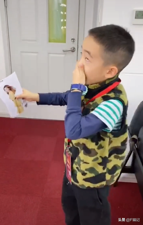 應采兒被兒子小小春嫌棄簽名照網友卻大贊兒子翻白眼像足媽媽