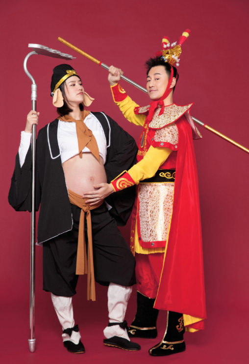 林峯官宣当爹，与张馨月共晒孕肚cos写真，恩爱又诙谐