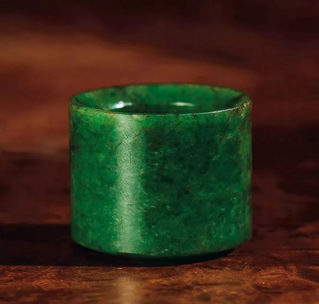 小伙80万买翡翠扳指，大家都觉得是假货，专家却