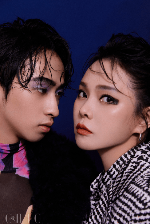 53岁伊能静与19岁儿子合体拍广告，母子穿亲子装同框像姐弟