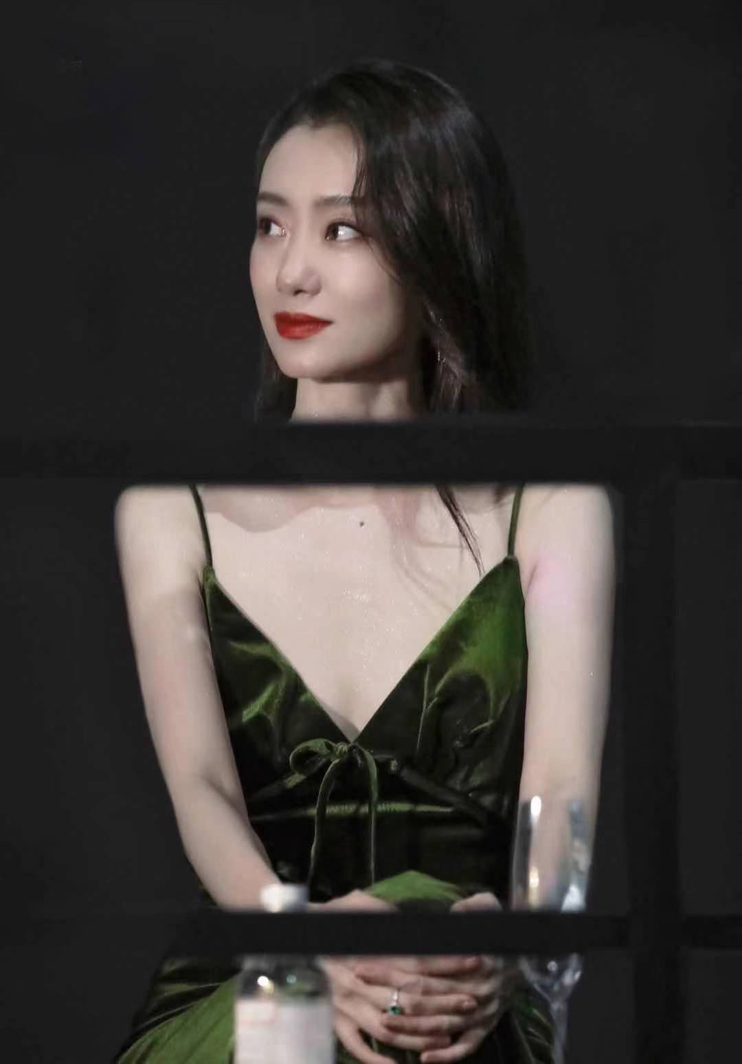 Zhang Xiaofei wears blackish green to grow skirt to arrive in vain glow, netizen: The belle pulls aglet not always