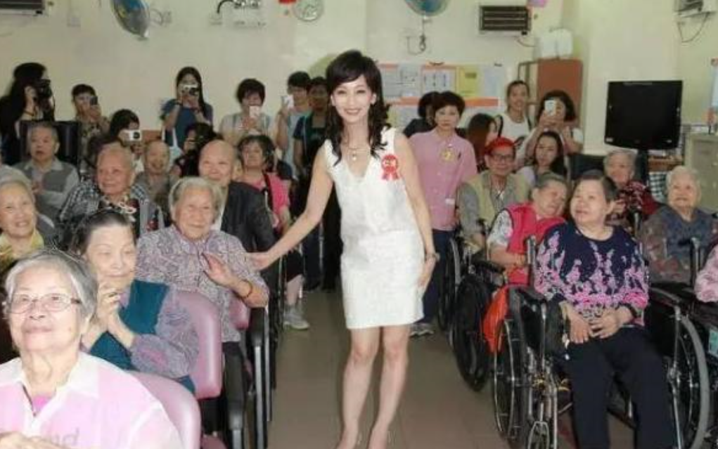 赵雅芝去养老院看望老人,明明只差10岁,看起来