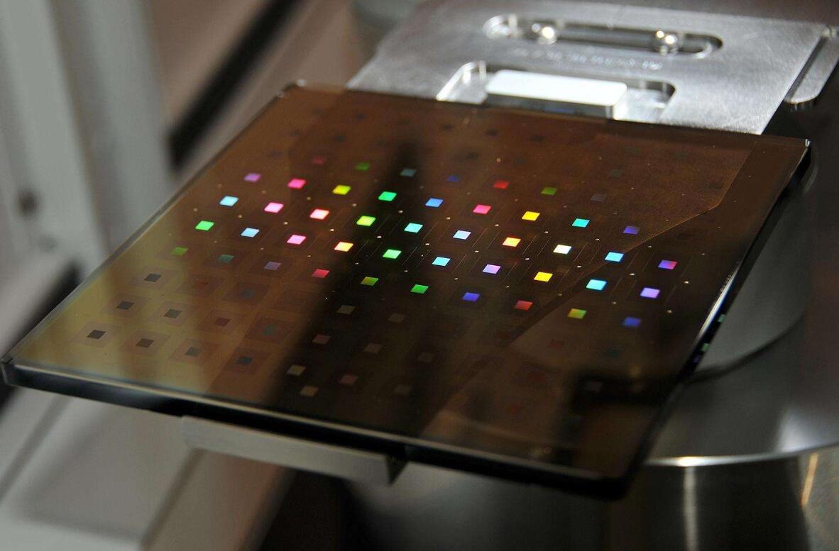 同样是造7纳米芯片，为什么EUV光刻机比DUV光刻机贵一倍？