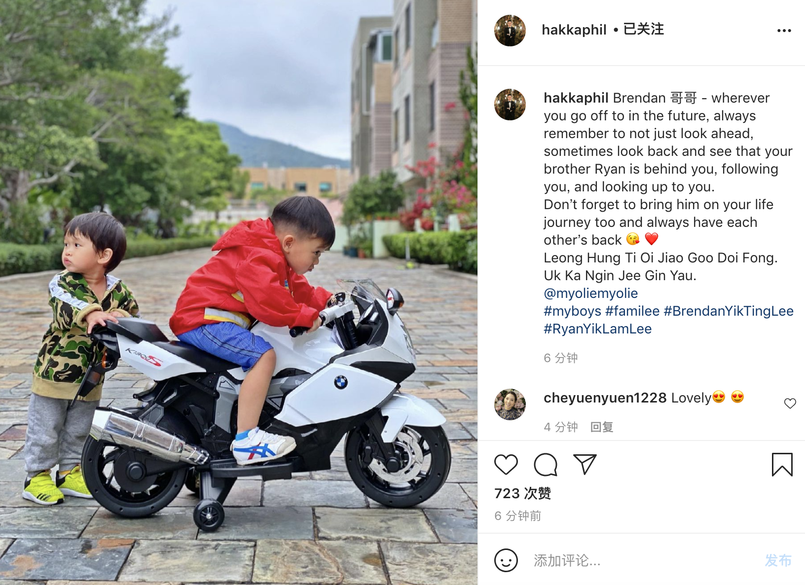 胡杏儿两个儿子视频聊天，同款笑容超治愈，五官相似像在照镜子