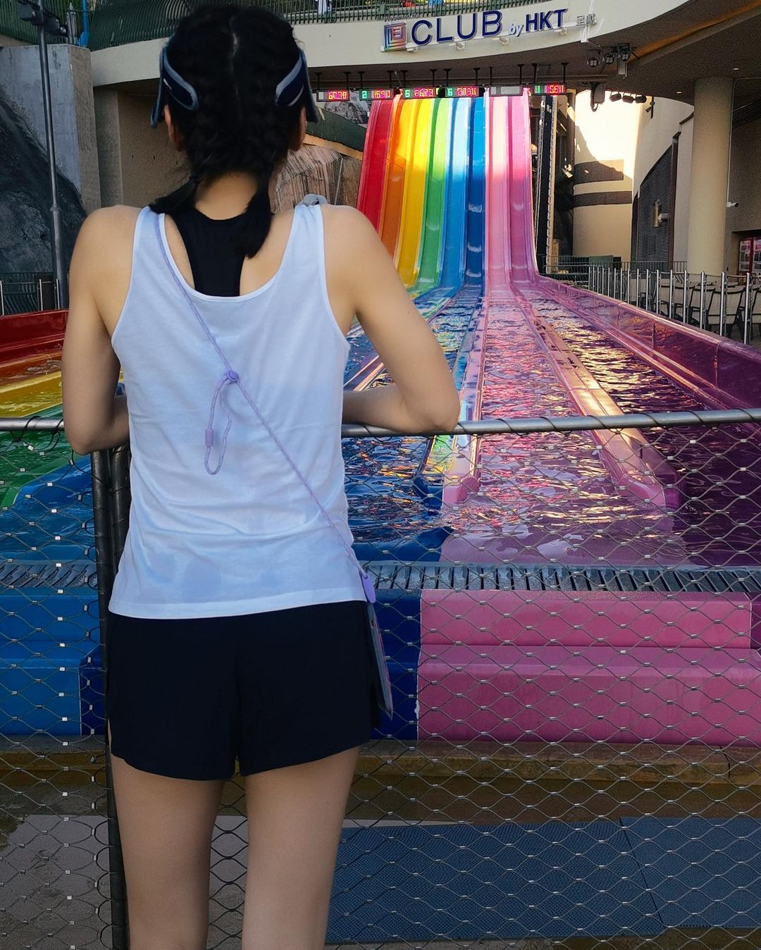 黎姿带3个女儿做善事，为独居长者送中秋礼物，人美心善超暖心