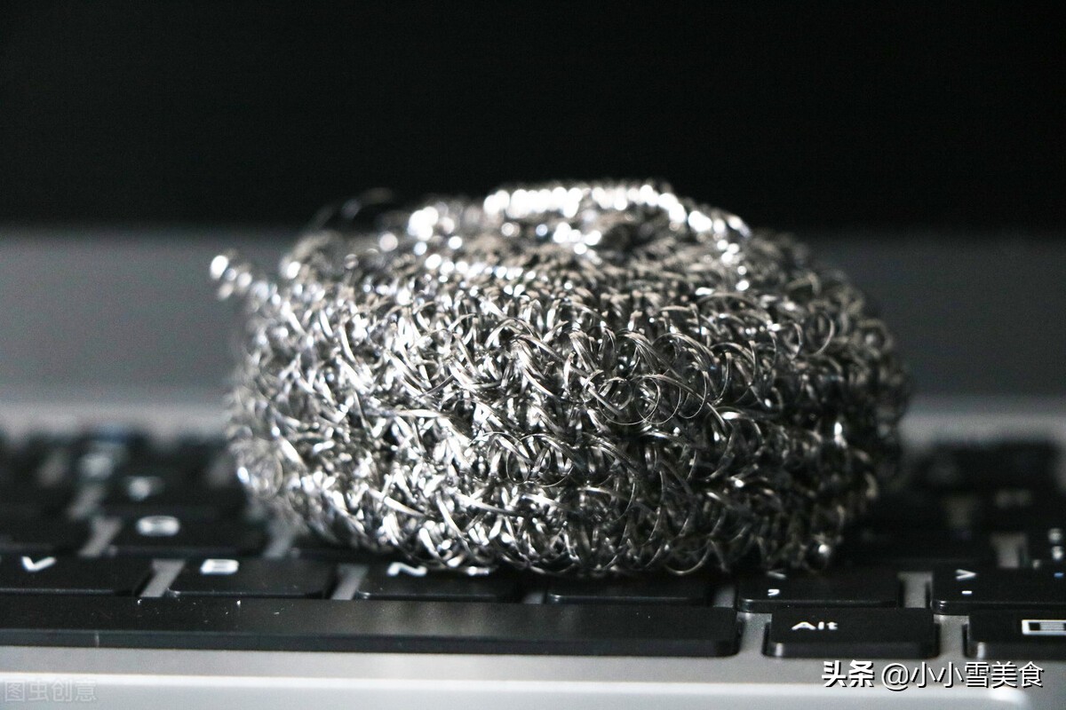 It turns out that nonstick pans need to be cooked, many people don't