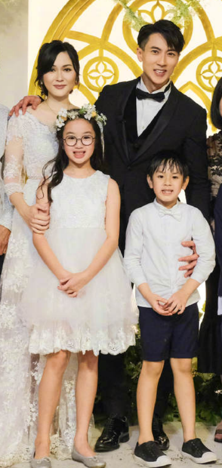 孩子都11了吴尊才求婚老婆，看他抱媳妇的手势，