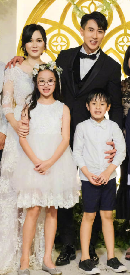 孩子都11了吴尊才求婚老婆，看他抱媳妇的手势，是否作秀一目了然