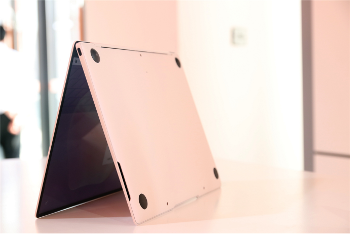 介绍一下：这是樱语粉华为MateBook X，猛男最爱配色？