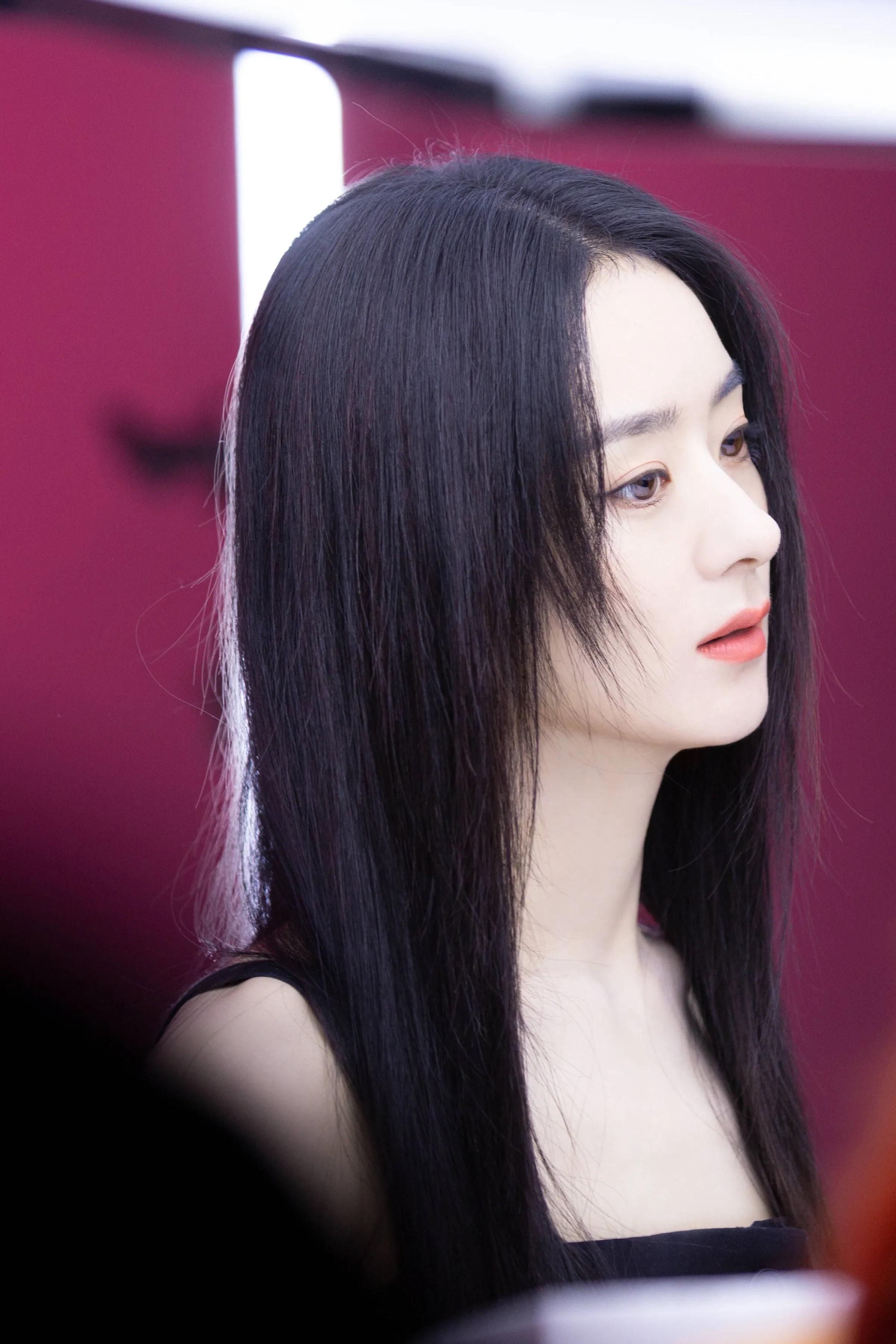 Female celebrity black long straight first love hairstyle, Yang Mi, Qin ...