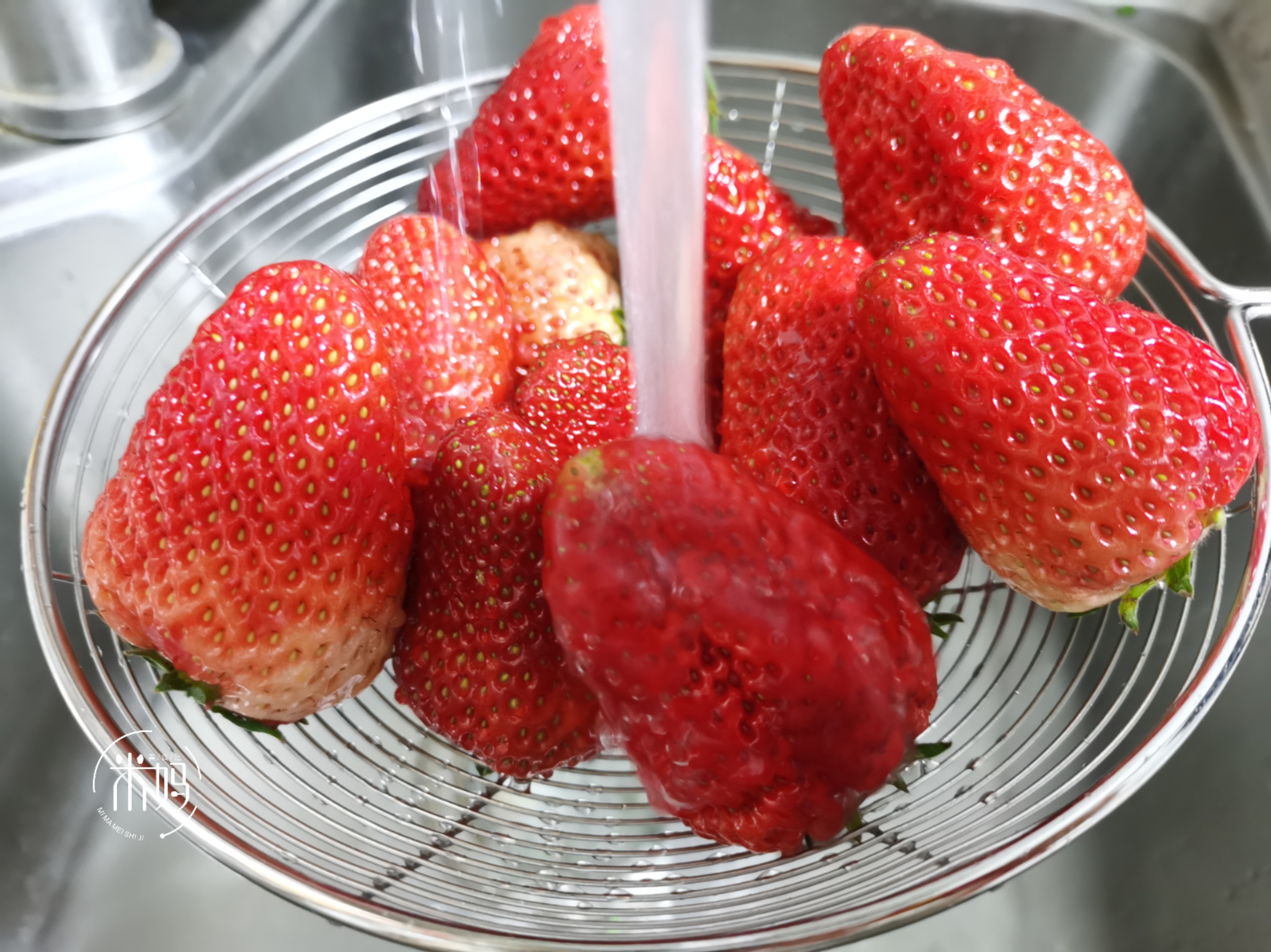 图片[3]-清洗草莓的小妙招做法步骤图 脏东西污垢全跑光干净-起舞食谱网