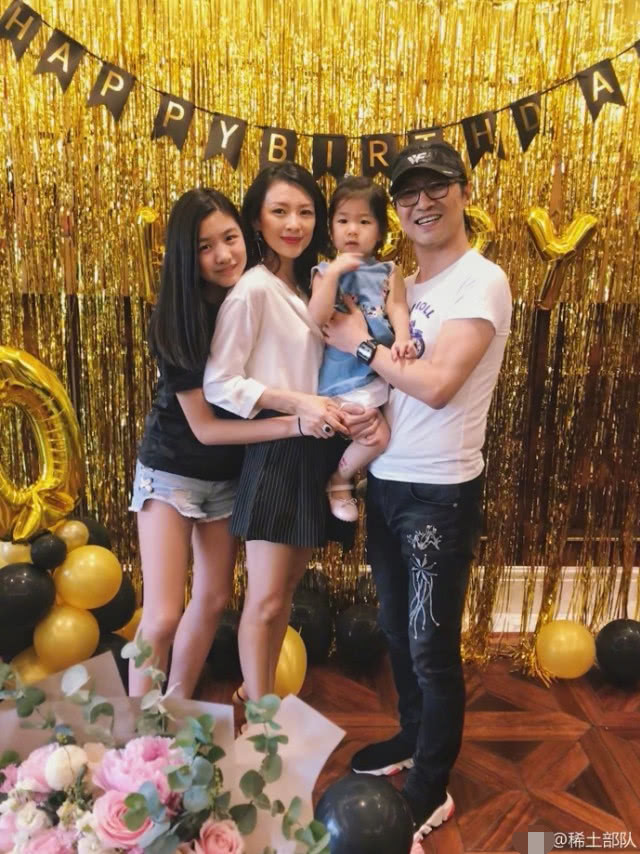 章子怡曬一家四口為繼女慶生，15歲小蘋果化濃妝漂亮又成熟