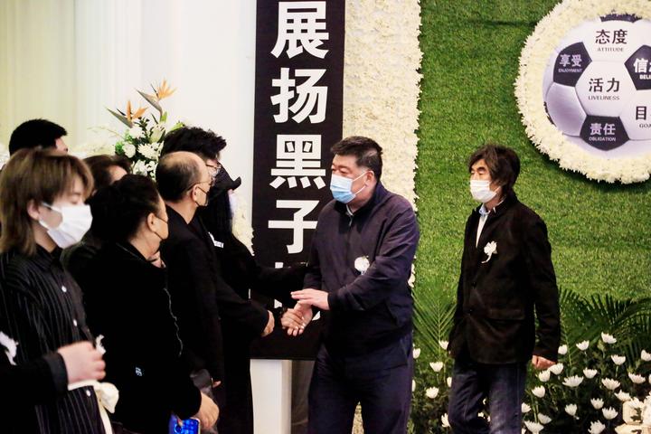 伴着这首歌曲,大家向张恩华遗体做最后诀别.