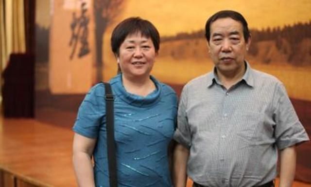 贾平凹为何与前妻韩俊芳离婚？拿稿费回家像做贼，个性太强不自豪