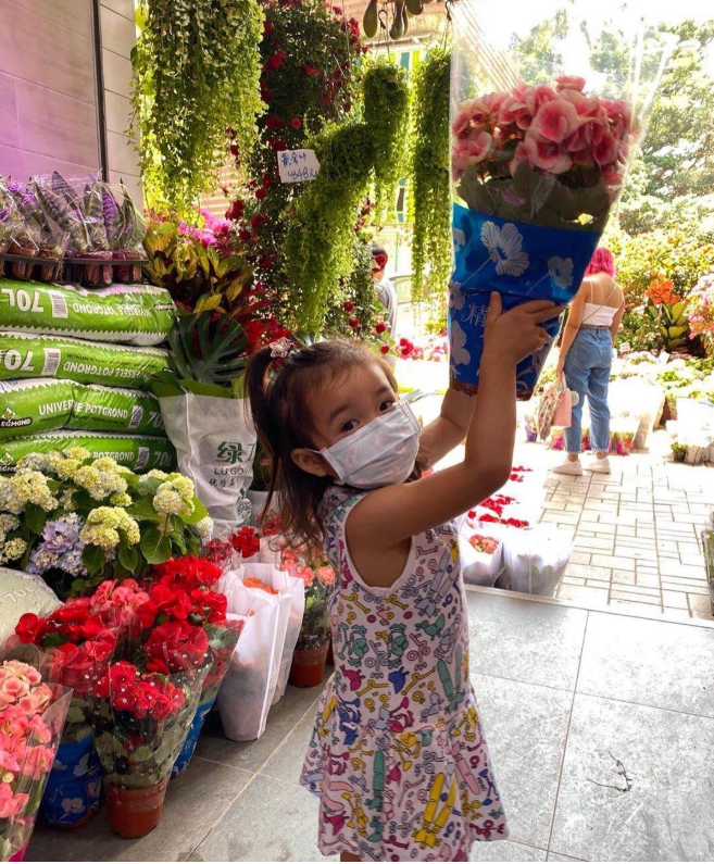 郭晶晶大女兒近照，背著169元米老鼠背包逛街，4歲名媛接地氣