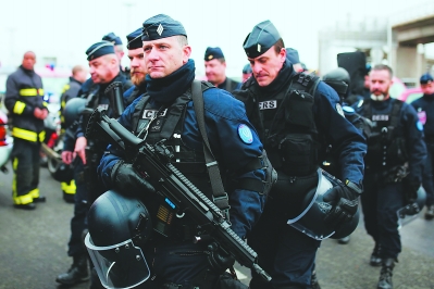 原因查明？一场交际舞会竟毁了一国海军，一组照片令法国人炸锅