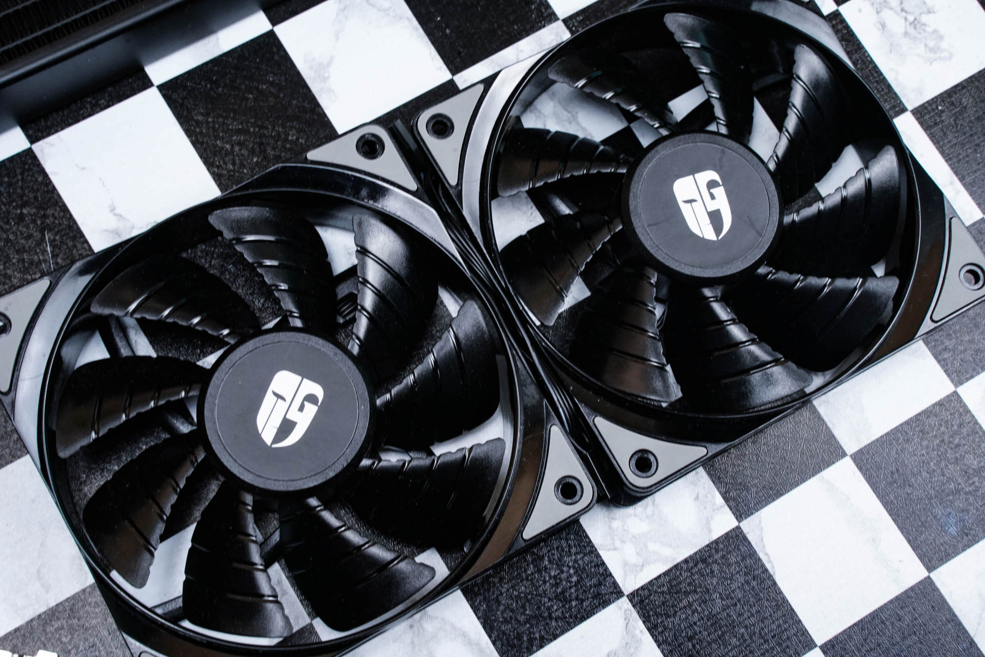 办公电脑也要高颜值，帮闺蜜组装电脑，我自己却爱了