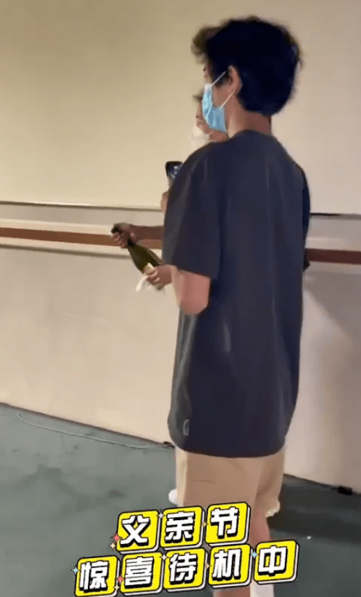 网友上海偶遇张智霖夫妇，袁咏仪长发披肩穿短裤秀出长腿，太少女