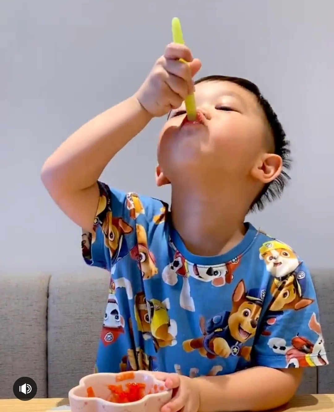 胡杏兒老公週末帶兒子放風，奕霆吃雪糕神態喜感，父子同框超有愛