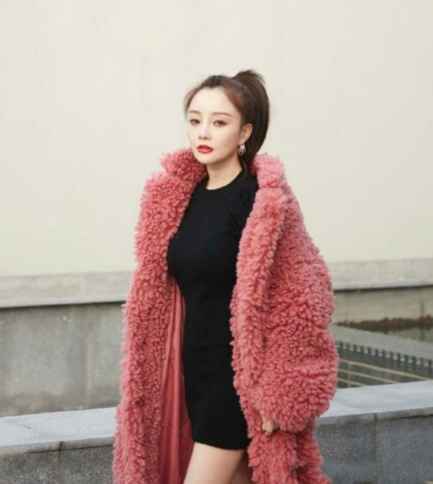 李小璐真潮！穿粉色羊羔毛外套配包臀裙，“外