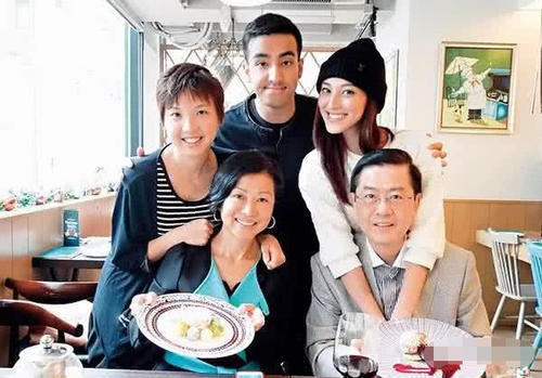 鄭嘉穎幼子正面曝光，帥氣得驚艷，沒有遺傳媽媽跟舅舅的印度長相