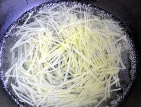 图片[4]-凉拌土豆丝 别直接下锅焯水 多加1个步骤 土豆丝爽脆不发黑-起舞食谱网
