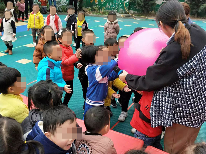 幼儿园阶段，孩子容易被欺负的两种情况，家长反应不要太过激