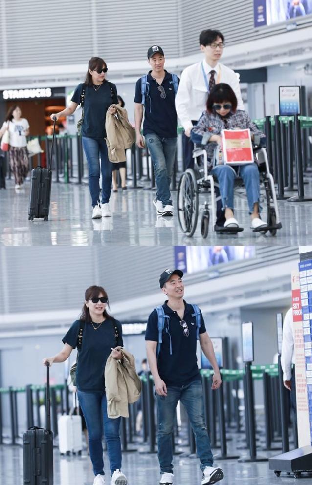 Xu Jinglei and her friend Huang Lixing are in the same frame. They wear ...