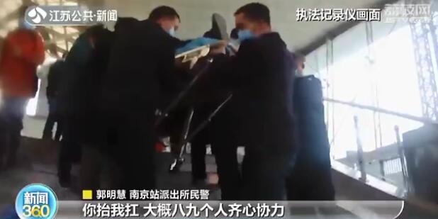 300斤重的男子站台晕倒 众人你抬我扛送上救护车