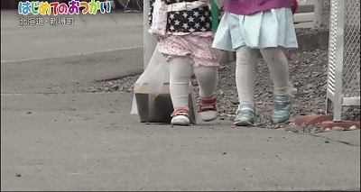 温暖！4岁和2岁姐妹花独自外出跑腿，这件事让大