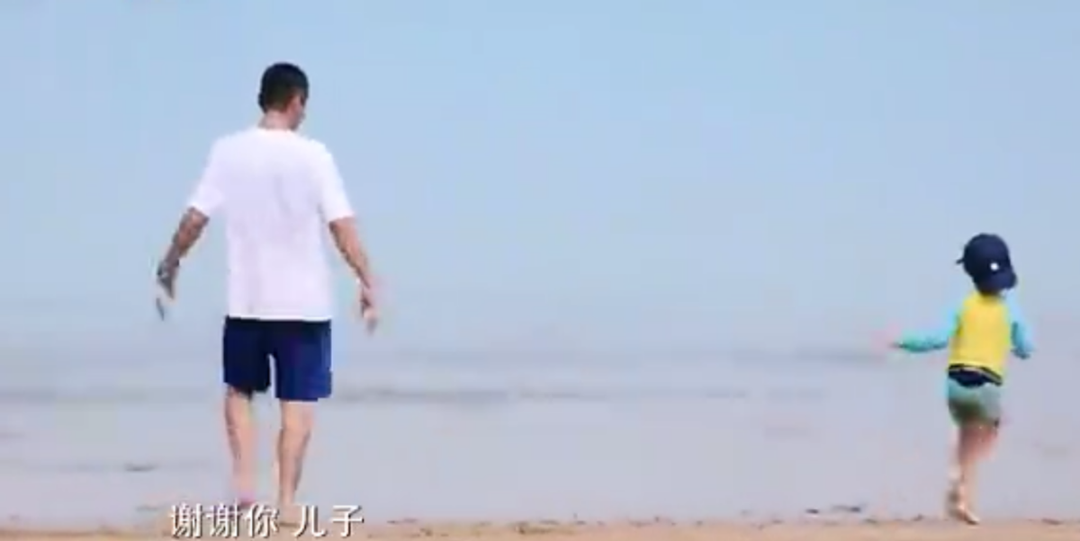 霍思燕兒子衝浪掉海裡太驚險，身高快到杜江肩部，暖心舉動顯素質