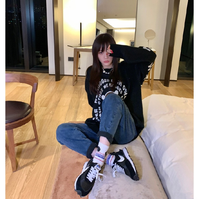 李小璐街拍真瘦，卫衣里套衬衫也不臃肿，看身