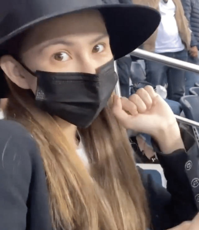 周杰伦获赠圣日耳曼专属球衣，与昆凌开心展示，球号意义非凡