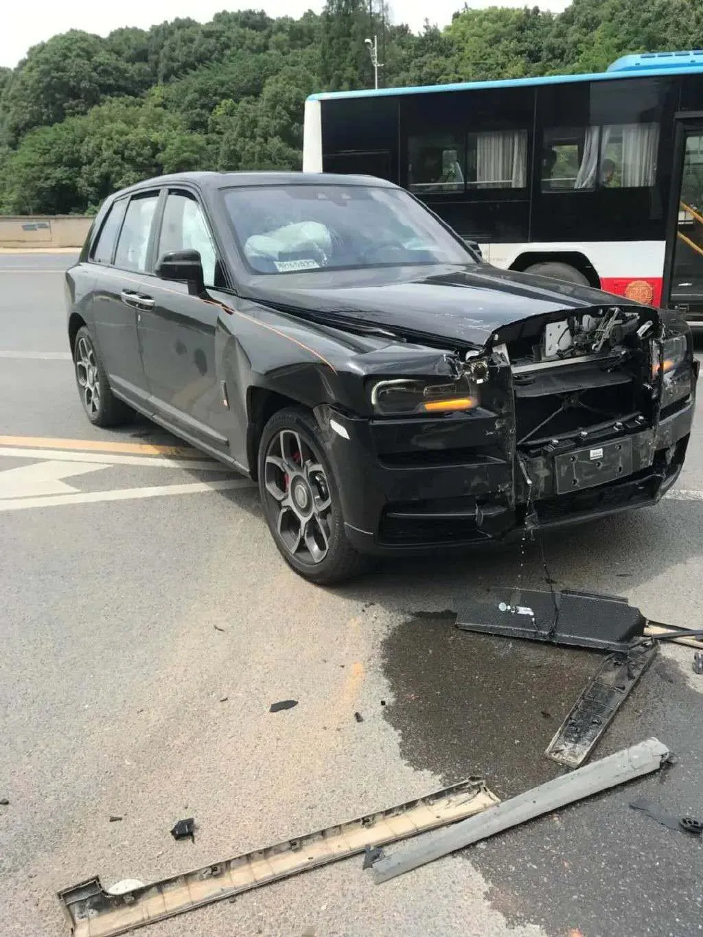 被撞库里南维修费超200万，你的三责险还够用吗